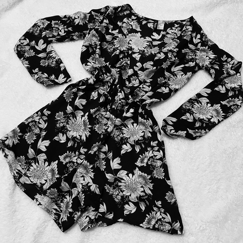 Low V cut floral romper (Worn Once)